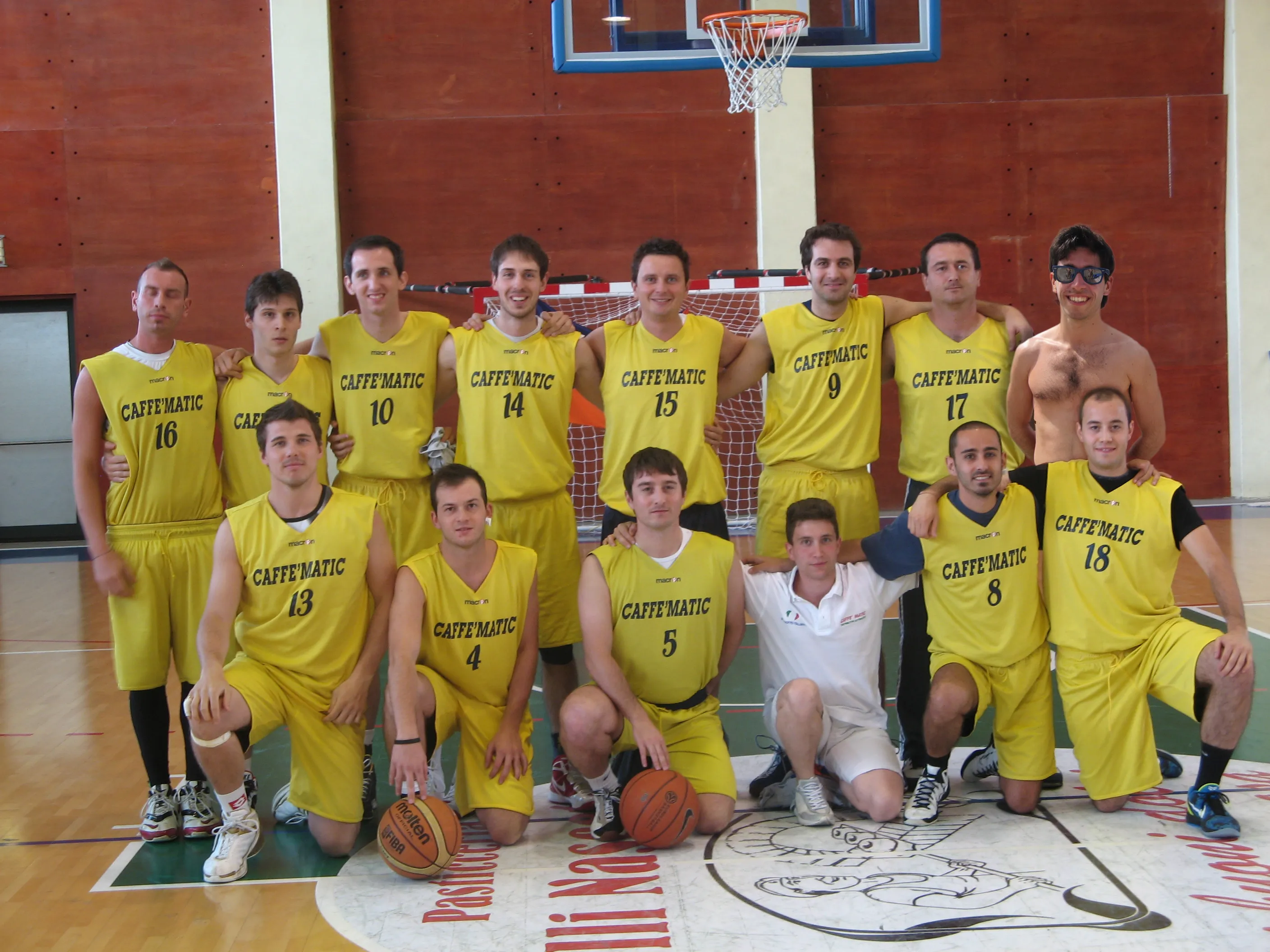 La squadra al completo sul parquet di Loiano.